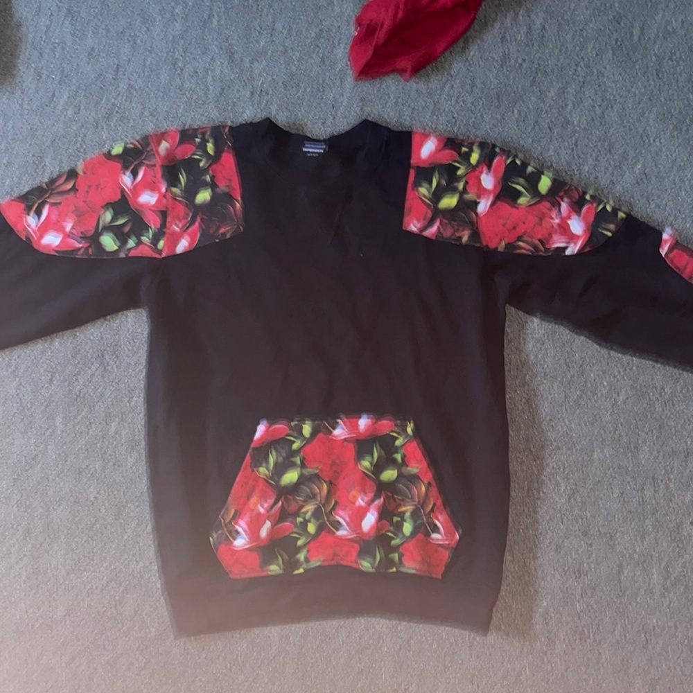 Flower Sweater with pouch pocket